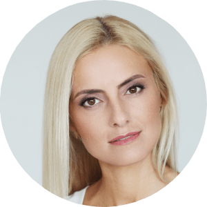 Majhna okrogla fotografija ženskega obraza, ki označuje, komu pripada ocena