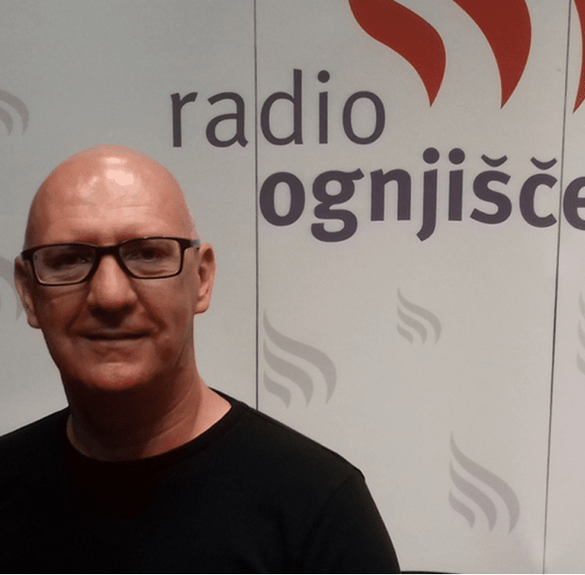 Fotografija moškega psihologa, povezana z njegovo vrsto dejavnosti, zlasti z aktivnostmi, povezanimi z ustvarjanjem podcasta.